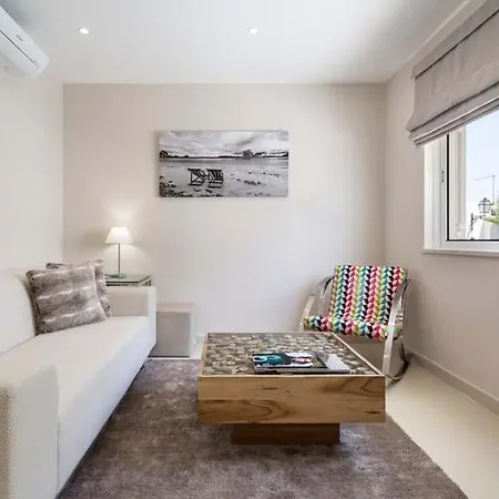 Sleeps 4 With Air Con And Wifi *