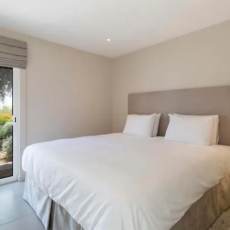 Sleeps 4 With Air Con And Wifi *