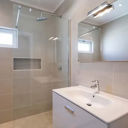 Sleeps 4 With Air Con And Wifi فيلة